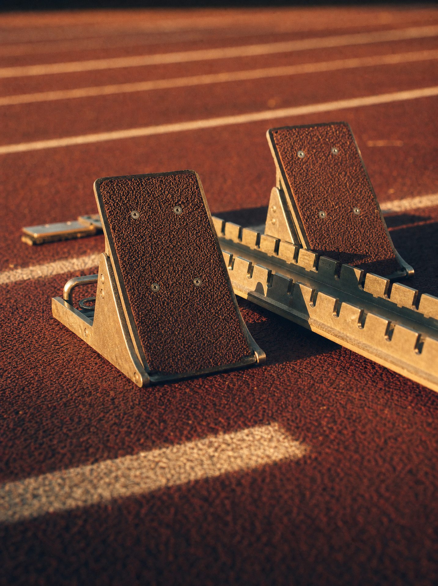 Startblock auf roter Tartanbahn